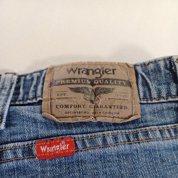 Wrangler Regular Fit Men's Size 38x29 Straight Leg Medium Wash Denim Blue Jeans - Picture 3 of 10